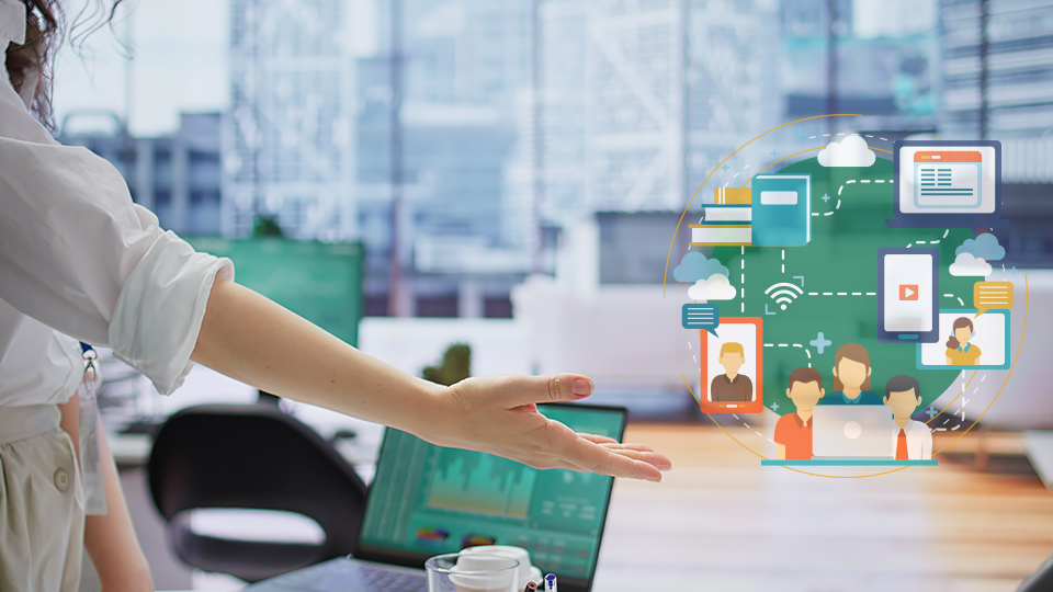 Mujer con la mano extendida hacia una laptop, simulando que sostiene un ícono de conectividad.